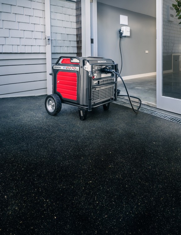 eu70is-32-amp-auto-start-product-page-hero-mobile-1600x2080-min